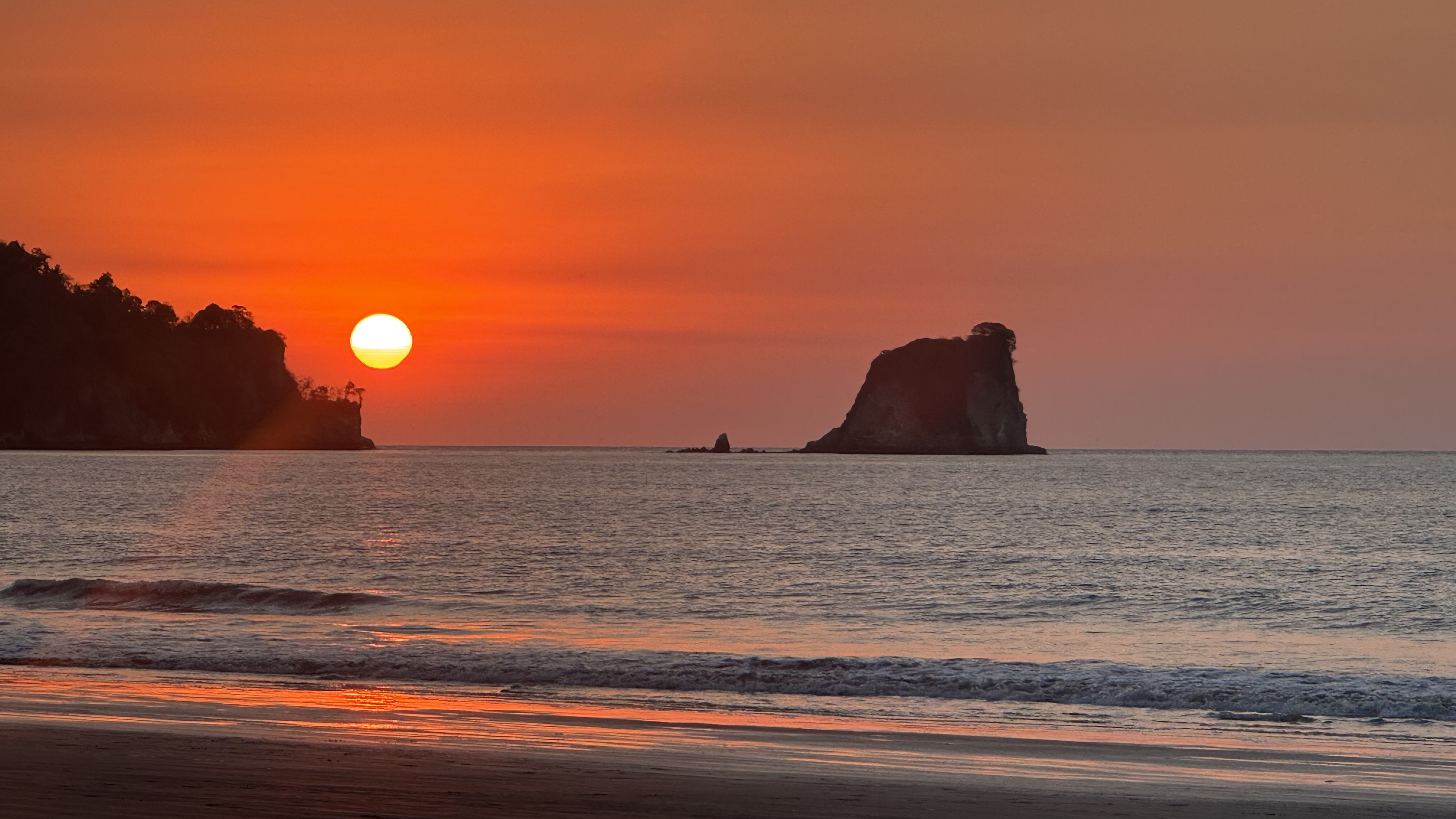 Atardecer espectacular con el peñón en Atacames