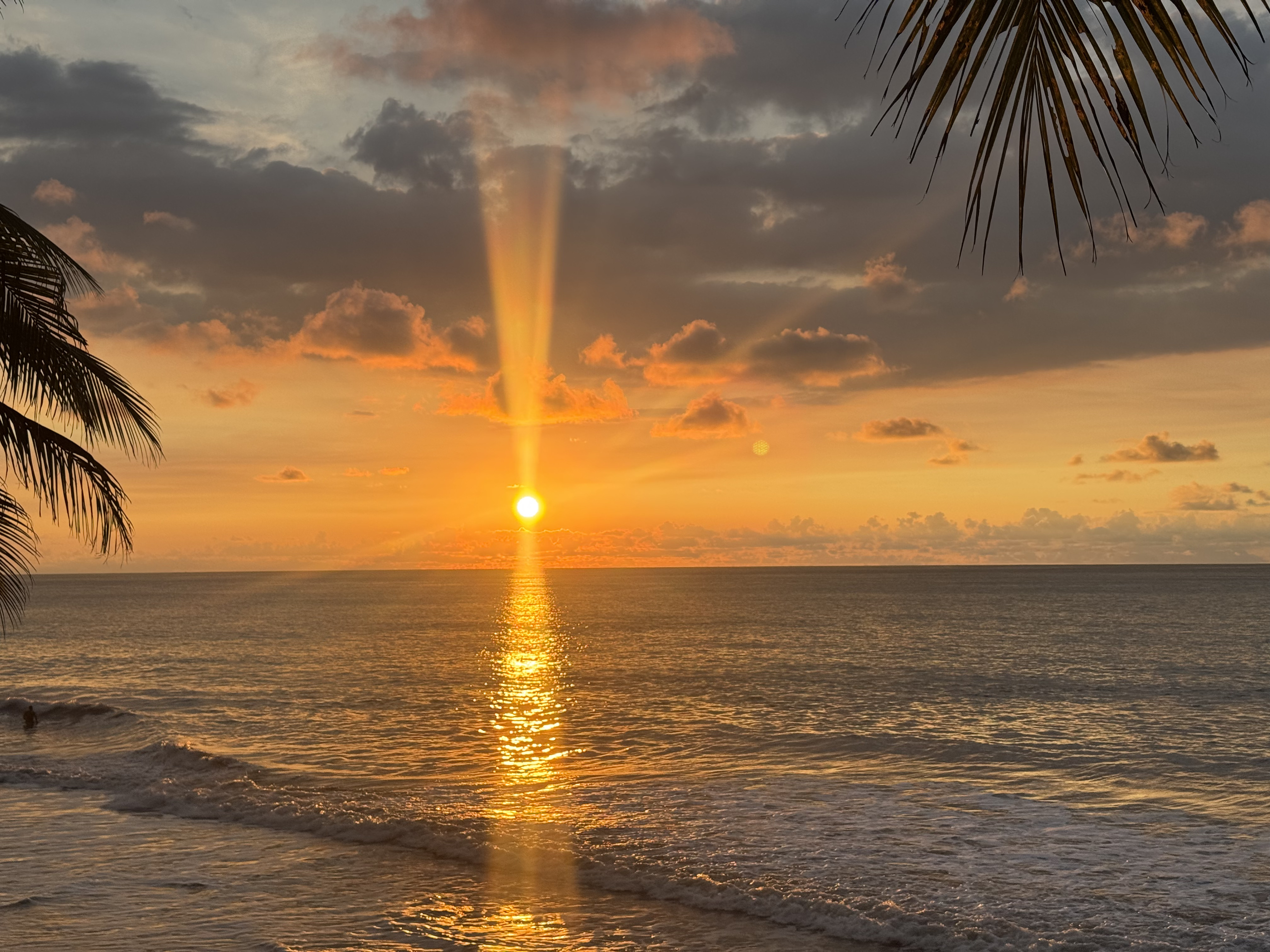 Rayos de sol majestuosos sobre el océano
