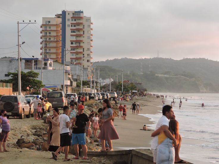 Turistas disfrutando la playa de Atacames