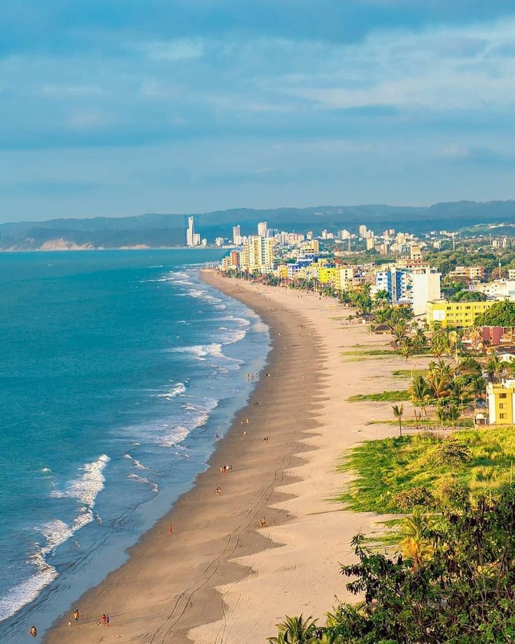 Vista aérea de la costa y la ciudad