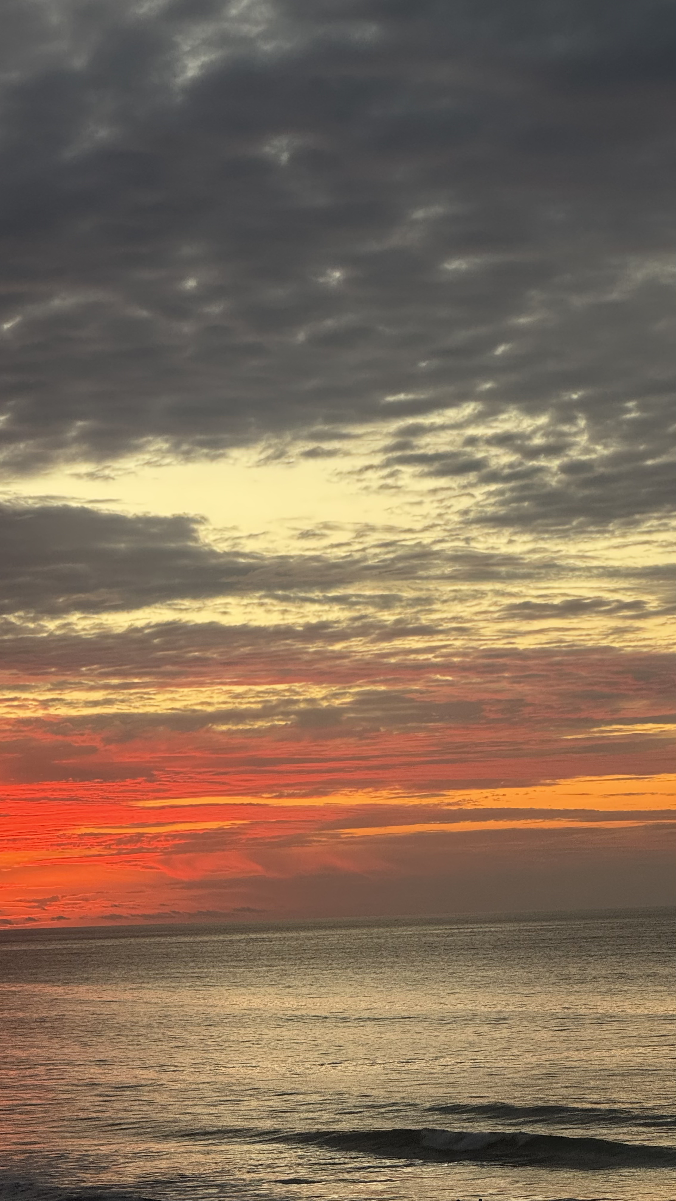 Cielo vibrante al atardecer lleno de nubes